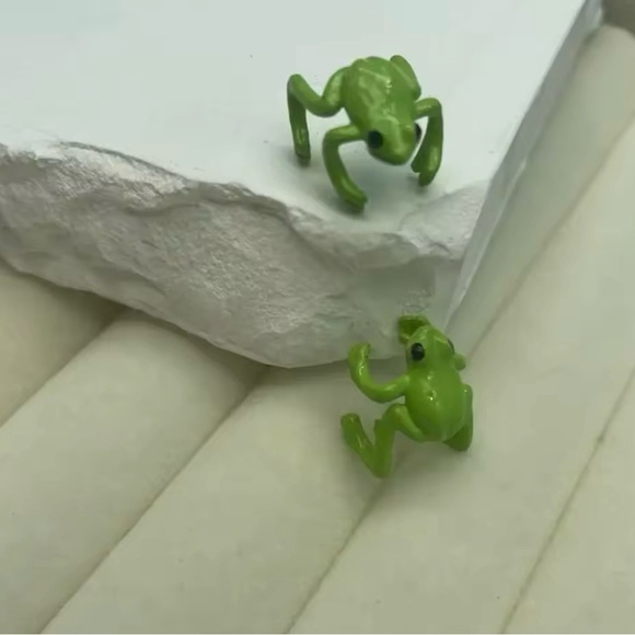 Cute Frog Cuff Clip for Women Non-pierce
Earthy jewelry - Picture 3 of 4